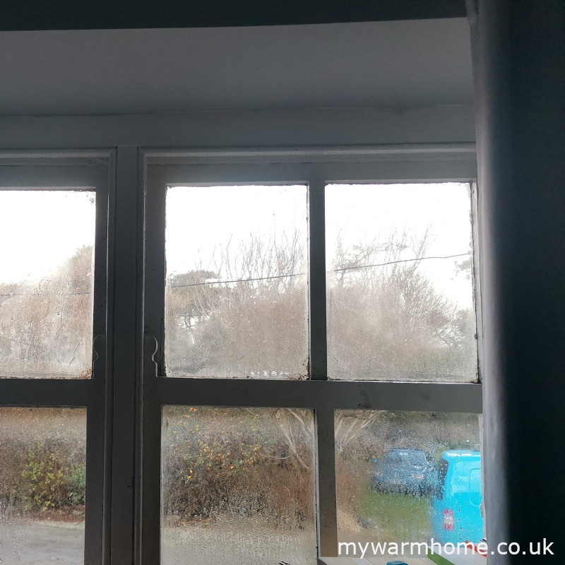 Choose glaze1 — What type of glazing is shown in this photograph?